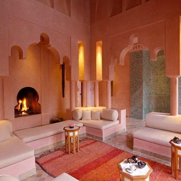 orientalisk stil inredning idéer rosa kilim matta