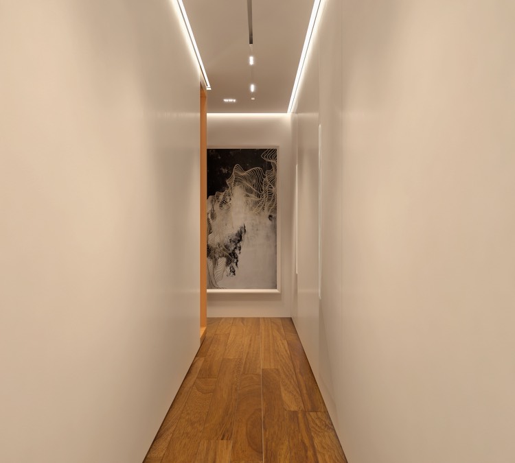 lägenhet-korridor-design-led-tak-väggmålning-abstrakt