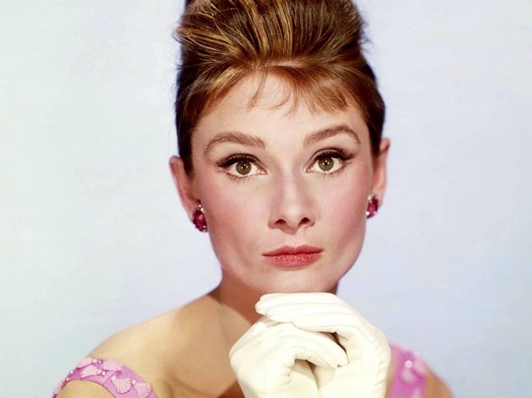Audrey Hepburn updo med mikroponi 50 -tal
