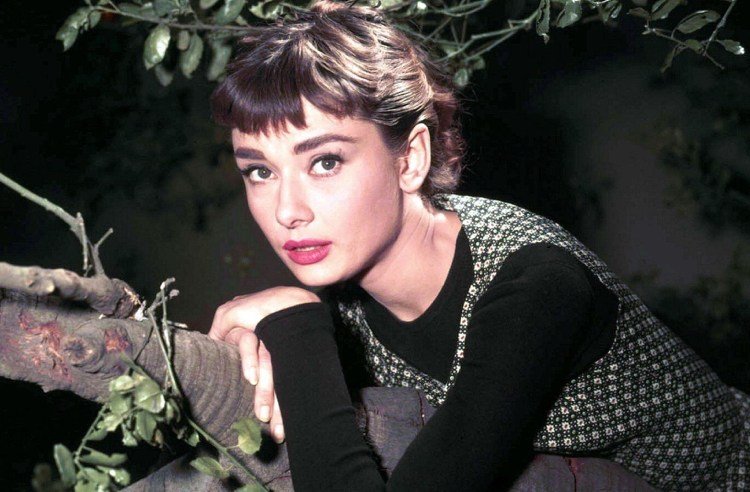 Audrey Hepburn -frisyr med kort lugg