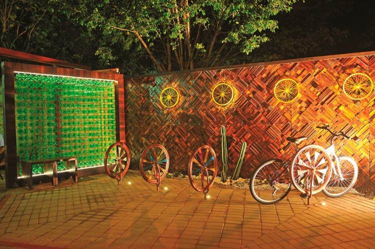 Trädgårdsstaket integritetsskärm dekorativ-cykel-hjul-plastflaskor-bitar av trä