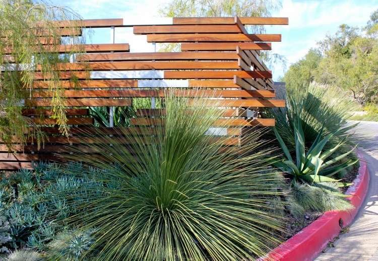 trädgård-staket-sekretess-skydd-modern-design-öken-trädgård-trä lameller-offset