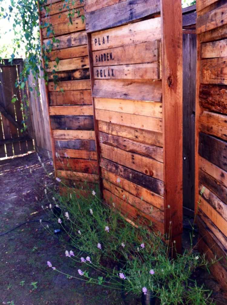 trädgård-staket-sekretess-skärm-modern-gör-det-själv-euro-pallar-trädgård-helt enkelt-vintage