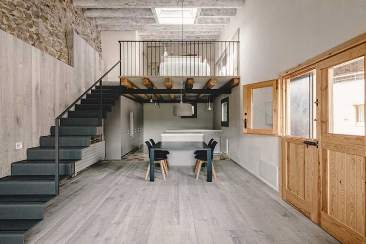 kök-matplats-nyanser av grå-rustik-möbler-svart-trappor