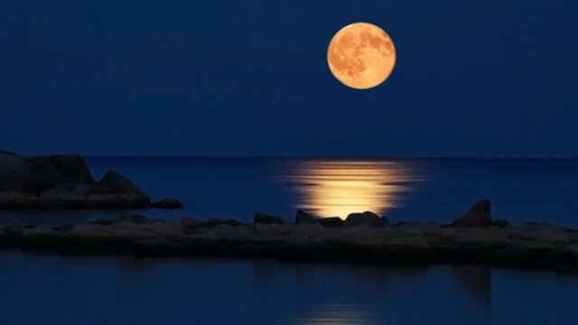 nattlandskap fullmåne havet stenar naturelement