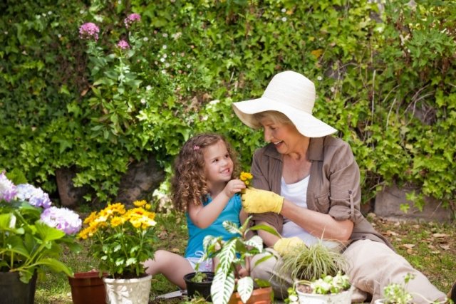 Månekalender för trädgårdsarbete mormor barnbarn flicka blommor