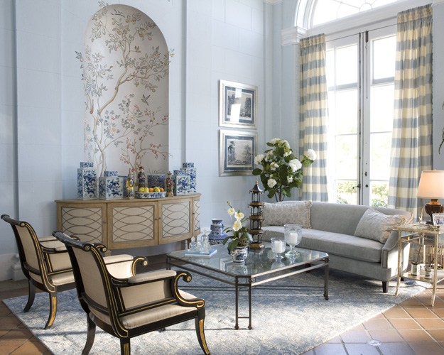 vardagsrum neoklassiska dekorationer möbler ljusblå beige