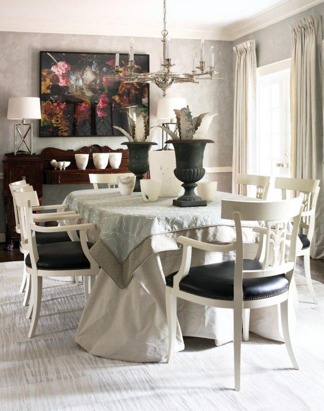 neoklassisk inredning stil matsal svart och vitt ljuskrona hink bord