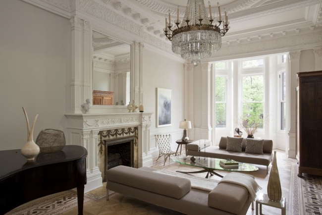 neoklassisk vardagsrumsdesign möbler utsmyckade takkronor