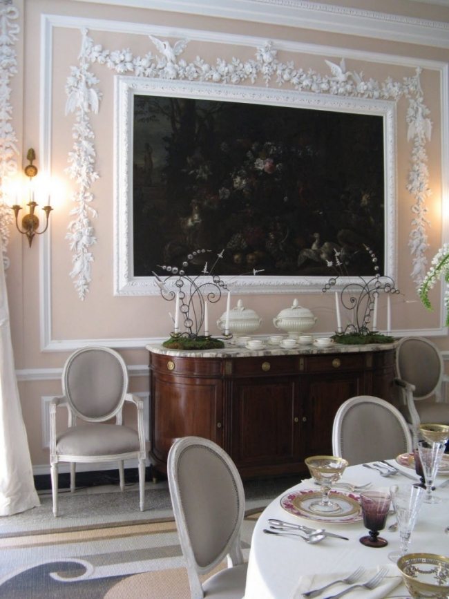 neoklassisk inredning matsal vägg dekorativa lister målningar