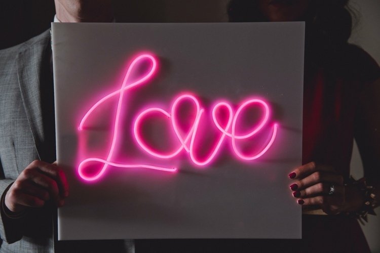 Ovanliga bröllopsfoton med neonljus och kärleksbokstäver