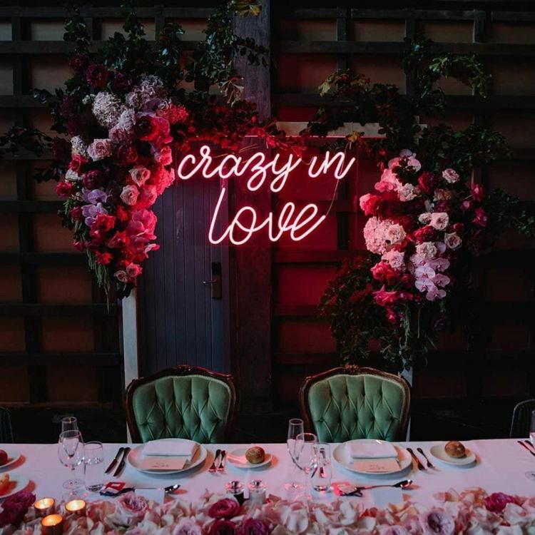 Dekorera brudparets bord med romantisk neonbokstäver och blommor