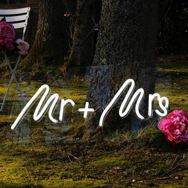 Neon bokstäver Mr till Mrs för bruden och brudgummen i vit färg