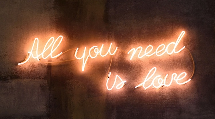 Välj citat för neonbokstäverna - Allt du behöver är kärlek