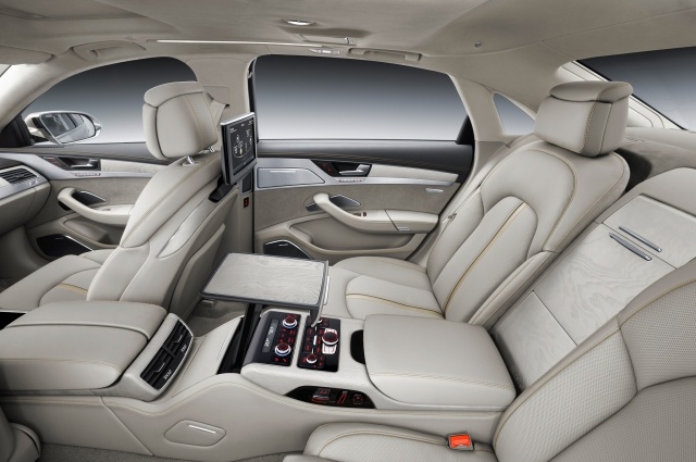 2015-audi-a8-w12-bak-bild-vit-interiör