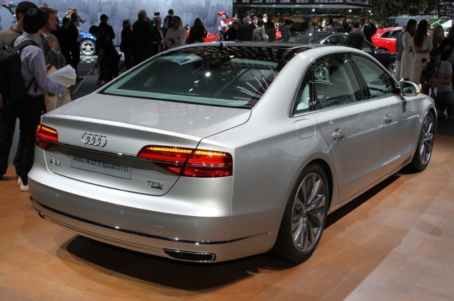 2015-audi-a8l-bakre-fälgar-bild