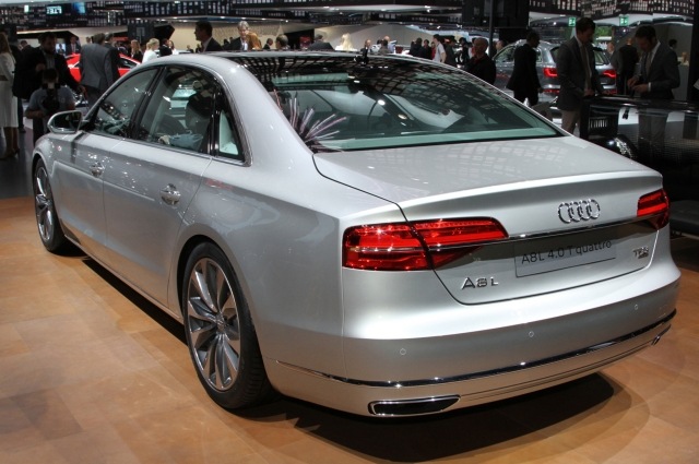 2015-audi-a8l-bak-tre fjärdedelar-bild