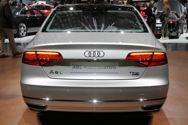 2015-audi-a8l-bak-bild-strålkastare