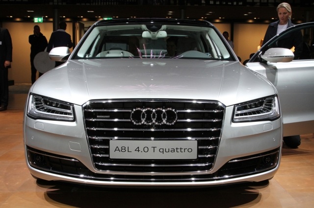 2015-audi-a8l-frontal-med-öppen-dörr