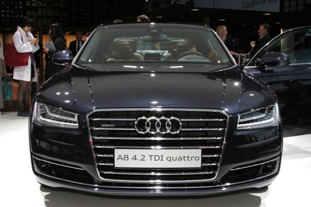 2015-audi-a8-frontal-bild-utställning