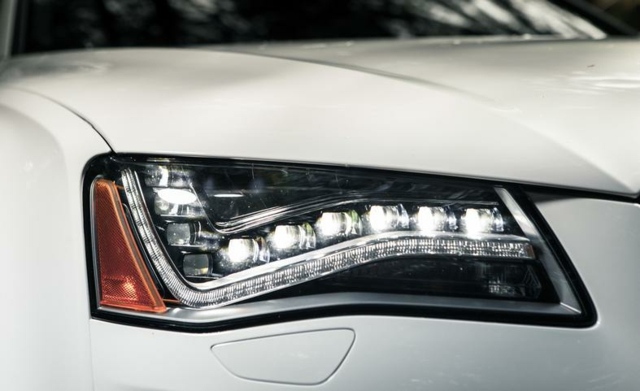 Bilar Audi A8l siktljus LED framdetalj