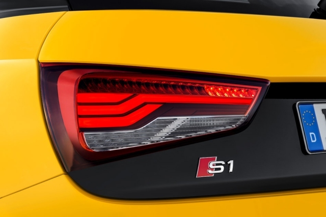 Audi S1 ​​blinkande vänster sida gul