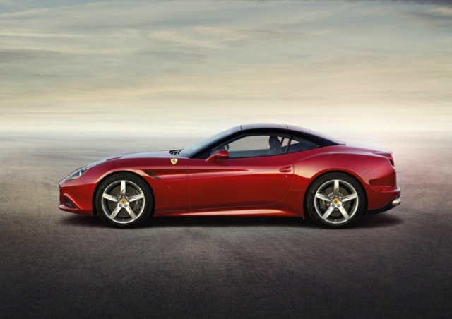 nya Ferrari California T år 2014 röd färg sidovy hopfällbar hård topp