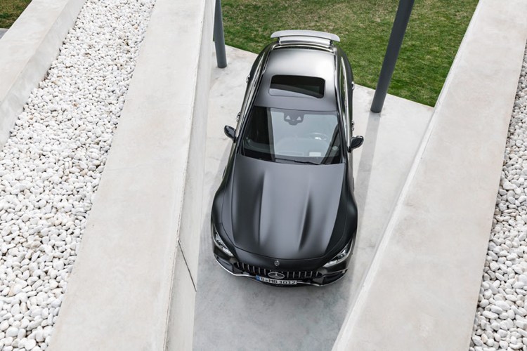 mercedes amg gt 4-dörrars coupé sport sedan familjebil stor ovanifrån