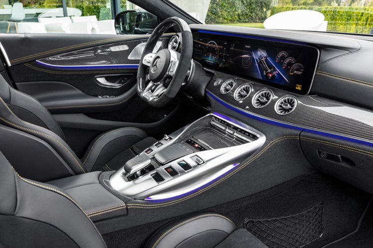 mercedes amg gt 4-dörrars coupé sport sedan interiör svart läder detaljer