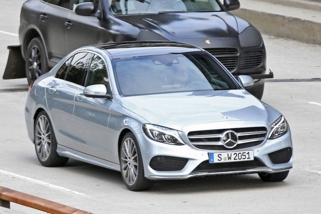 Mercedes Benz C 2015 framför motorvägen