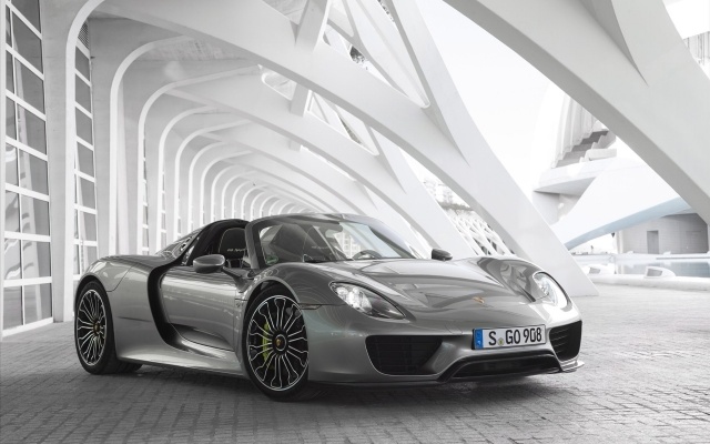 Porsche 918 Spyder framför 4