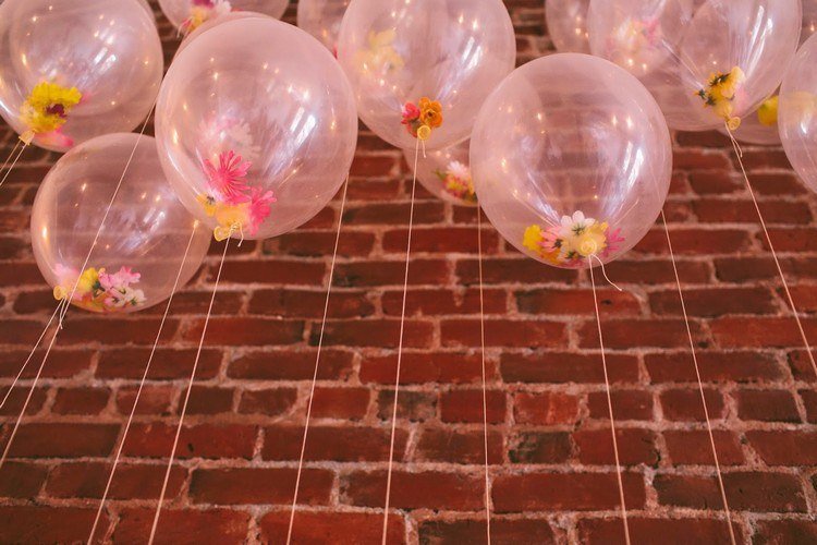 fyllda ballonger konstgjorda blommor dekoration