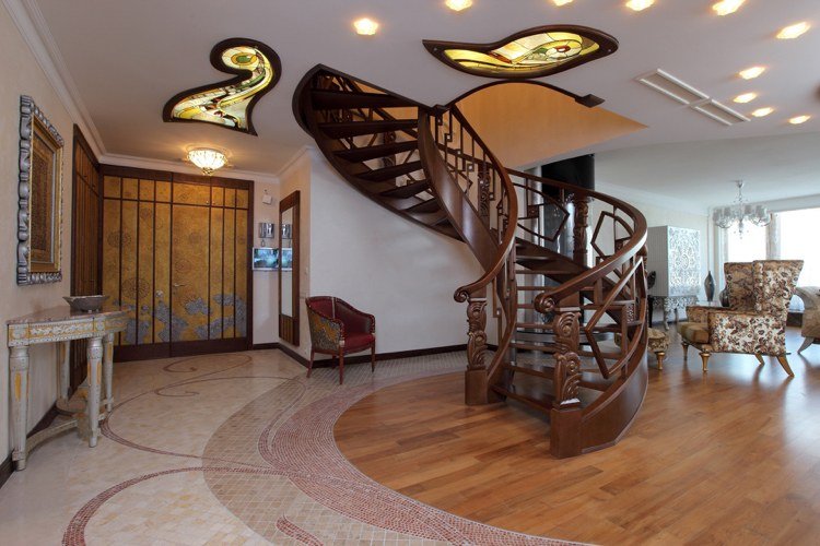 Jugendsti-interiör-design-spiraltrappa-mörkt-trä-carving-taklampa