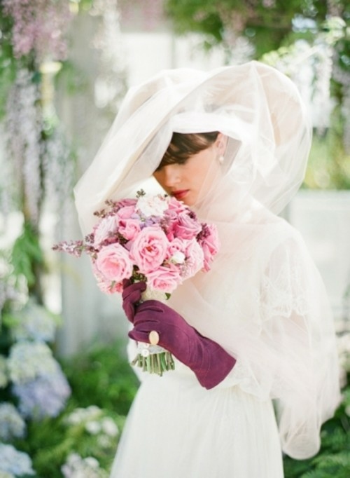 Hatt vit rosett bröllopsklänning bukett rosor