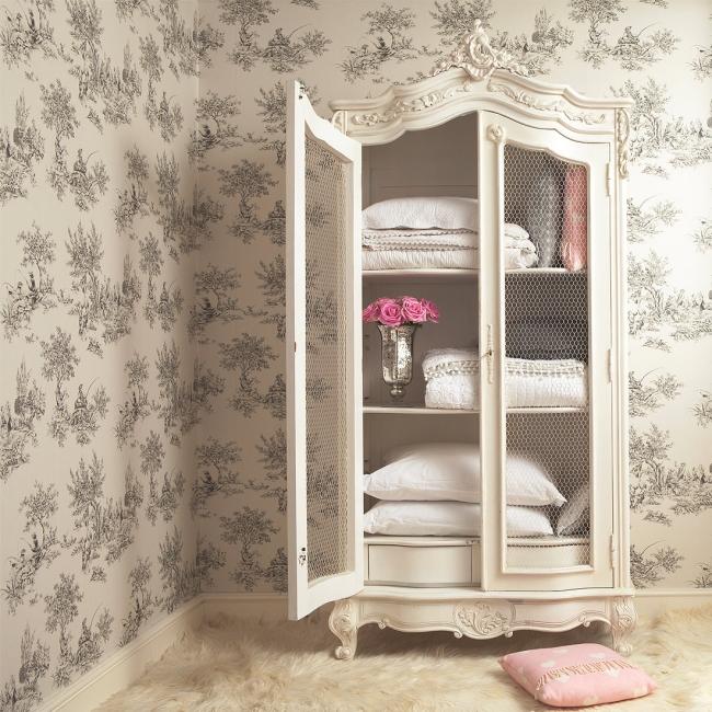 shabby chic möbler sovrum garderob mönster tapet pälsmatta
