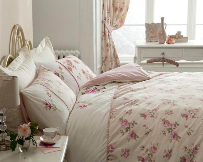 shabby chic inredning stil sovrum rosor överkast gardin