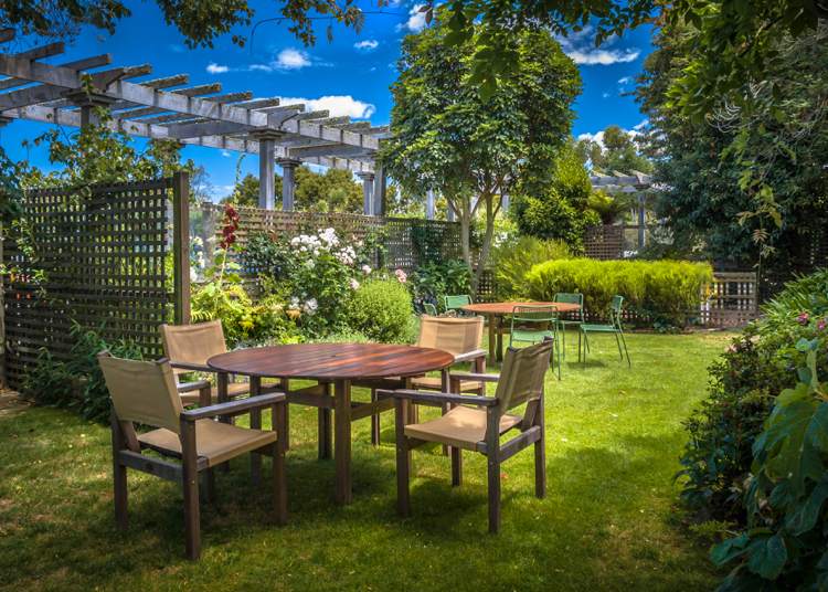 Skapa en barnvänlig terrass och trädgårdstips
