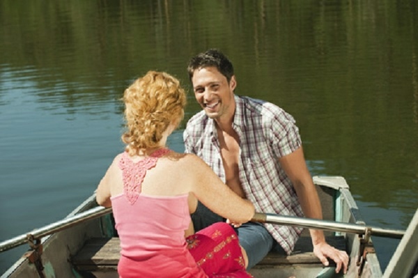 Date water boat njuta av att vara tillsammans välj plats