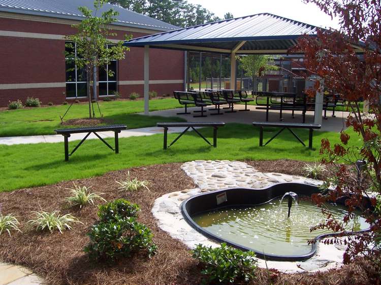 damm-trädgård-underhåll-mulch-pergola-grön-lilja-buskar