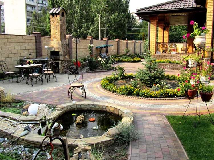 damm-trädgård-vård-trottoar-staket-blommor-grön-drömlik