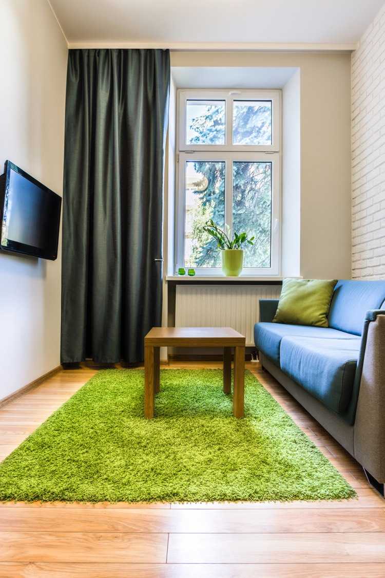 matta-shaggy-grönt-laminat-golv-smalt-vardagsrum-tv-väggmonterat