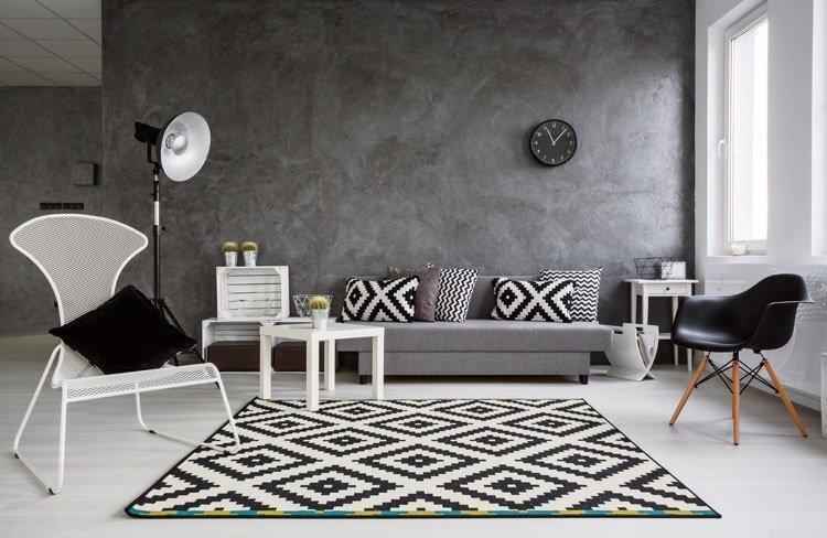 Mattvardagsrum-svart-vitt-diamantmönster-grå-soffa-texturerat gips