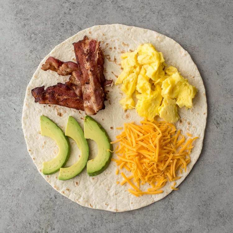 Frukostidé tortilla wrap hack med ägg baconost och avokado