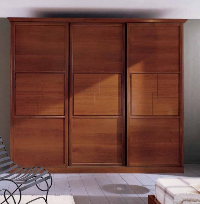 honungsbrun högkvalitativ garderob av massivt trä ekologiska möbler