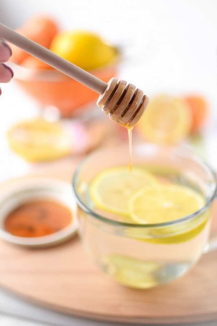 Ingefära vatten med honung och citron hälsosamt och gott