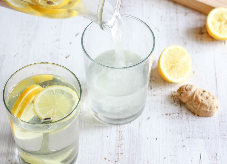 Förbered ingefäravatten med citron och drick kallt