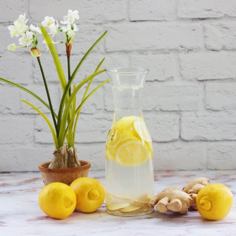 Förbered kallt ingefäravatten med citron själv