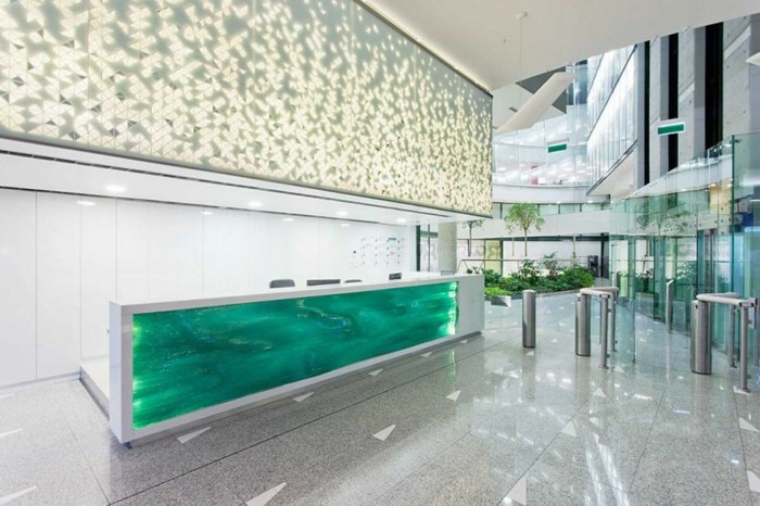 glasdesign tamas abel grön kontorsbyggnad