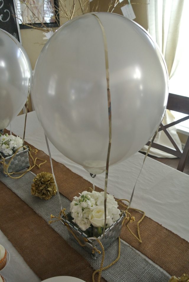 bröllopsdekoration ballongkorg vita blommor bord