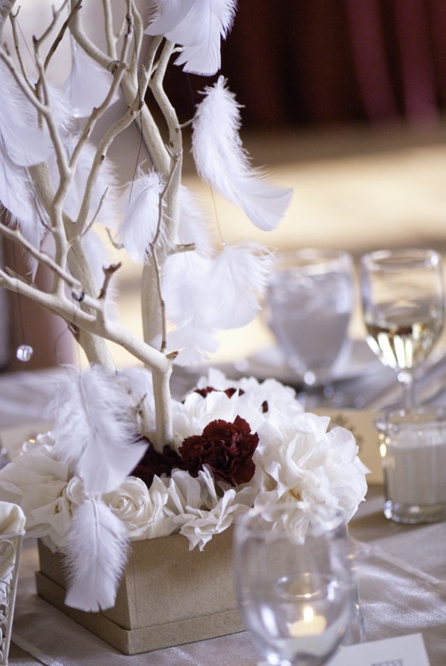 dekoration bordsgrenar fjädrar blommor vita